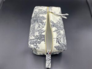 Trousse de toilette en Toile de Jouy upcyclée